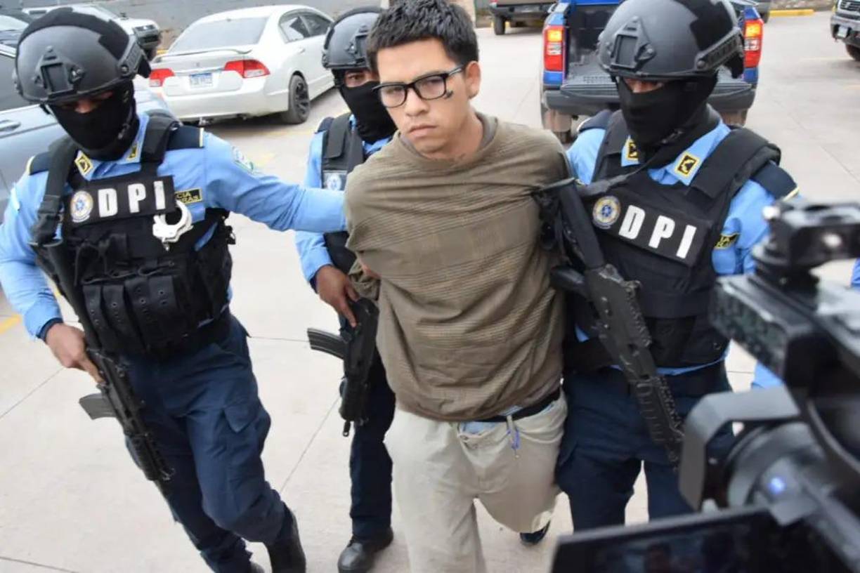 La policía, tras el traslado del sospechoso a instalaciones de la Dirección Policial de Investigaciones (DPI) en la capital hondureña, destacó que el detenido intentó cambiar su apariencia utilizando lentes y otro tipo de vestimenta a la acostumbrada como intento para despistar a autoridades. 