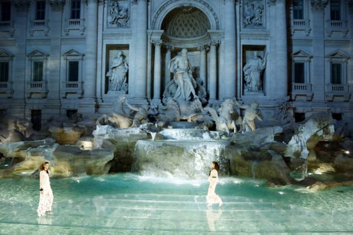 Un desfile muy sorprendente -las modelos caminaban 'sobre' el agua de la Fontana di Trevi- e histórico, pues, de esta manera tan especial, la firma, que cuenta con Karl Lagerfeld como diseñador, celebraba su 90º aniversario.