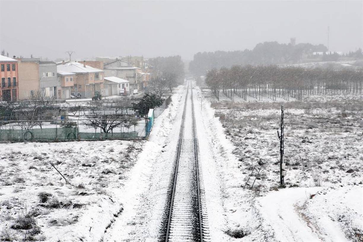 Según los pronósticos, las nevadas continuarán en el este de los lagos hasta la mañana del sábado. Las mayores acumulaciones se registrarán en los condados de Chautauqua y Cattaraugus, así como en la región de Tug Hill. 