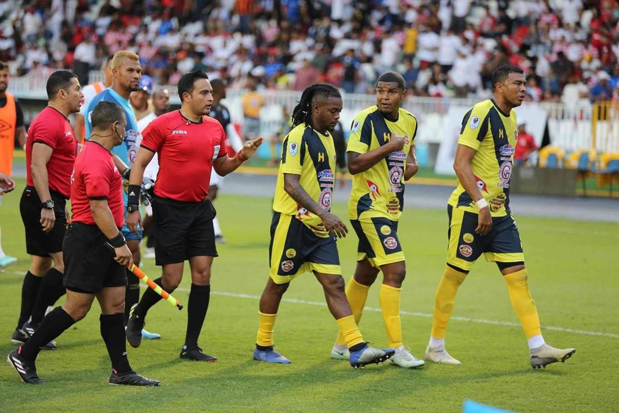 Los jugadores del Génesis se fueron al vestuario molestos con el árbitro Saíd Martínez.