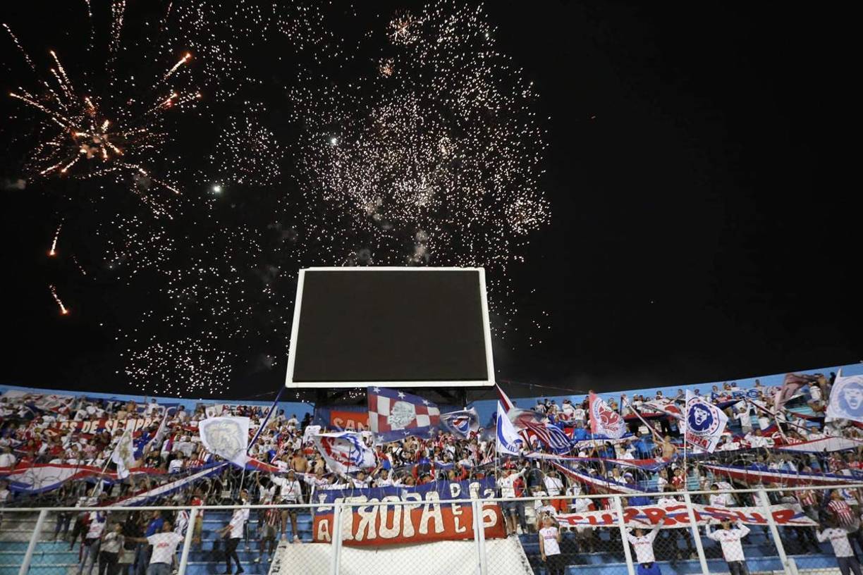 La celebración de los aficionados del Olimpia con juegos artificales por la clasificación a la final del Torneo Apertura 2023.
