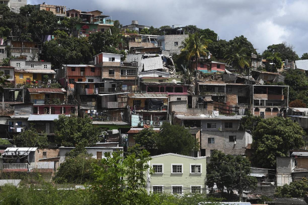 Expertos de la Cooperación Japonesa que han venido trabajando en sectores de Tegucigalpa donde se registran fallas geológicas, indicaron que las grietas en la zona de desastre declarada este viernes, serán cada vez más grandes.