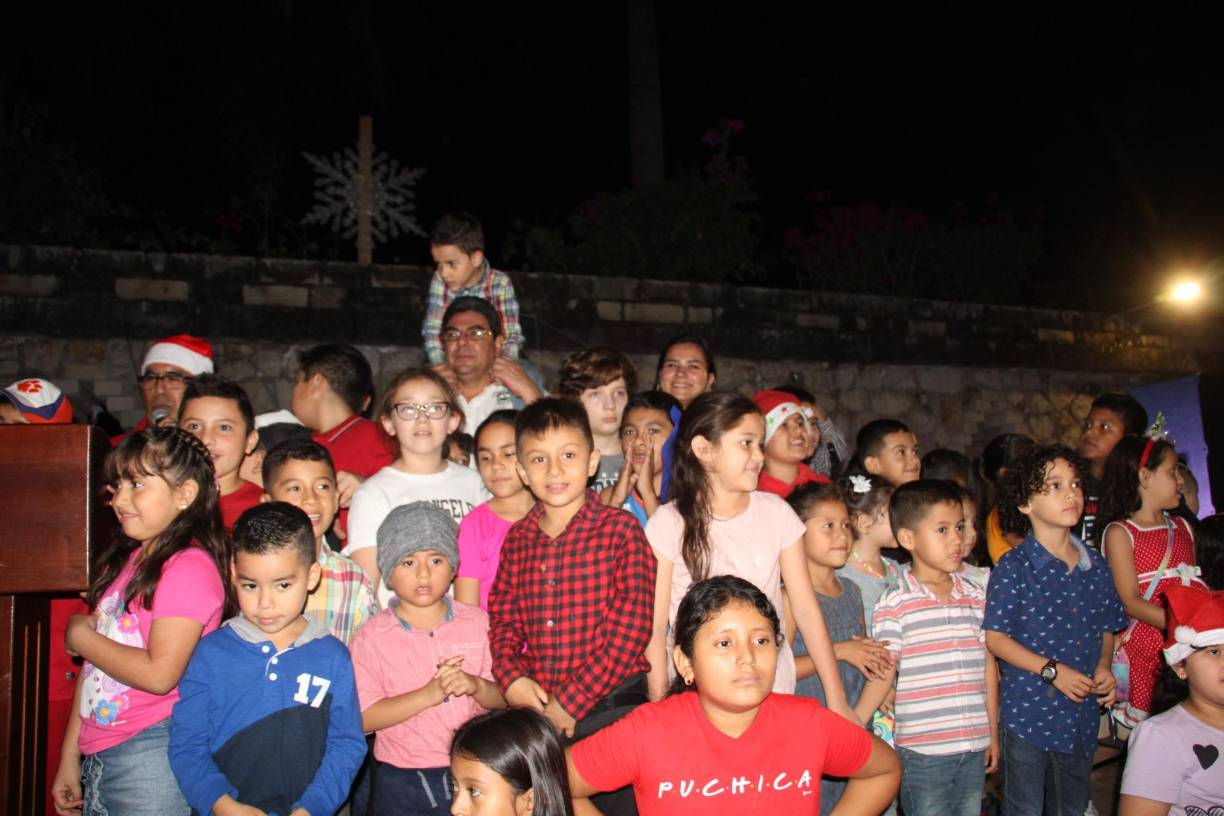 Rodeado de niños que realizaron el conteo regresivo para encender las luces de la plaza central, el alcalde de Copán Ruinas, Mauricio Arias afirmó que “es momento para celebrar juntos el inicio del programa navideño iluminando Copán 2023. Quiero agradecerles a todos ustedes en este día tan significativo ya que hoy nos reunimos venida a la época más hermosa y festiva del año”.