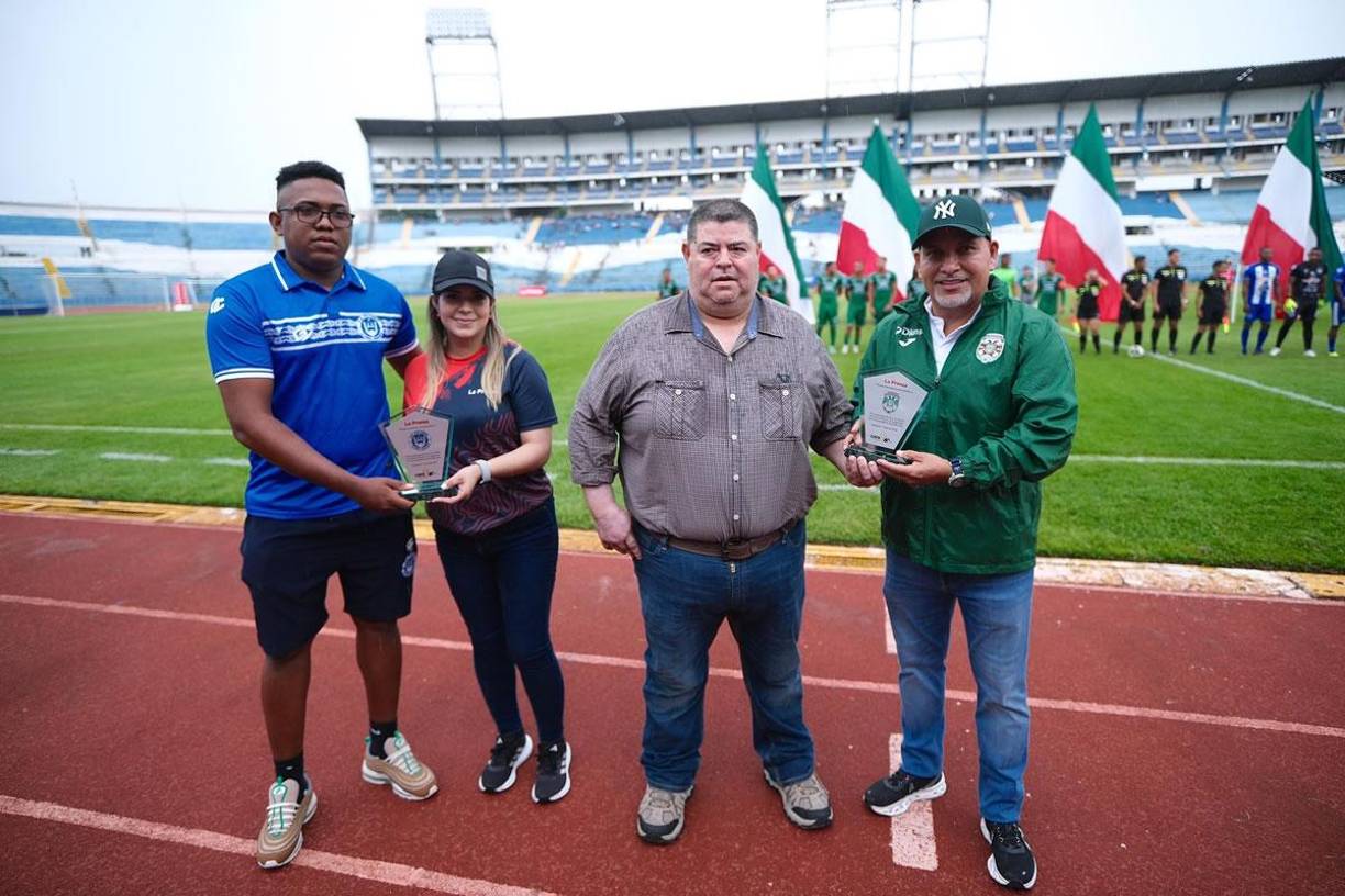 Previo al partido, GRUPO OPSA le entregó reconocimientos a los dos equipos que aceptaron la invitación a jugar la primera edición de la Copa LA PRENSA.