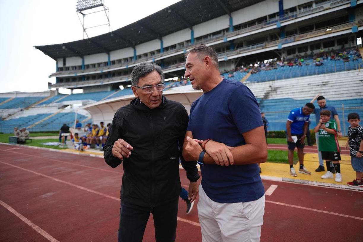 Hernán ‘La Tota’ Medina y Salomón Nazar charlaron antes del inicio del partido en el estadio Olímpico.