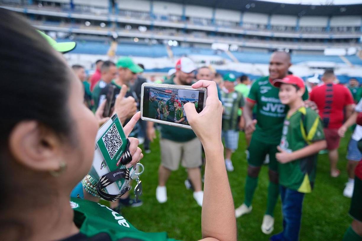 Juan Anangonó se robó el show al final del partido y se tomó fotos con los aficionados verdolagas.