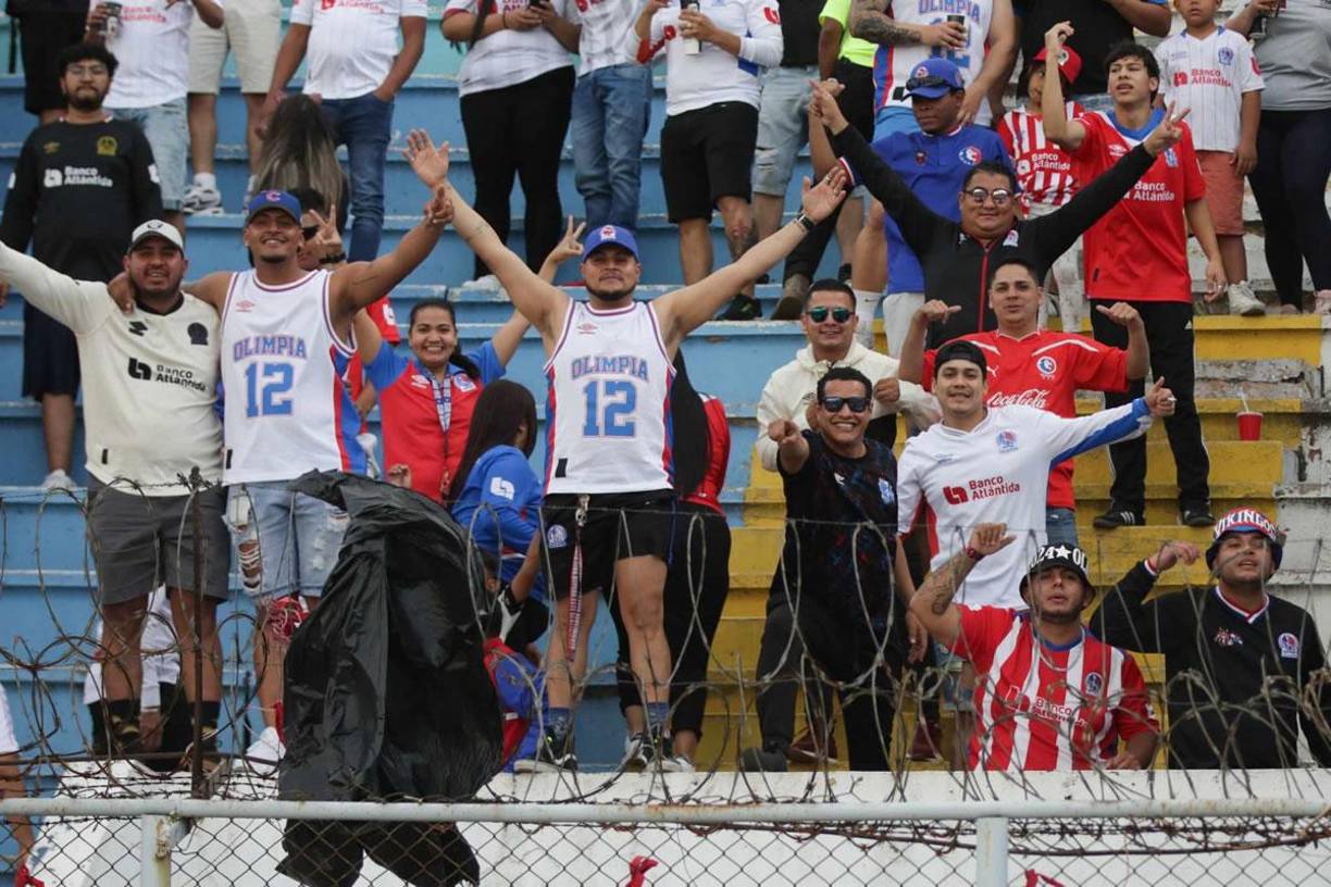 Aficionados del Olimpia posando para el lente de Diario La Prensa.