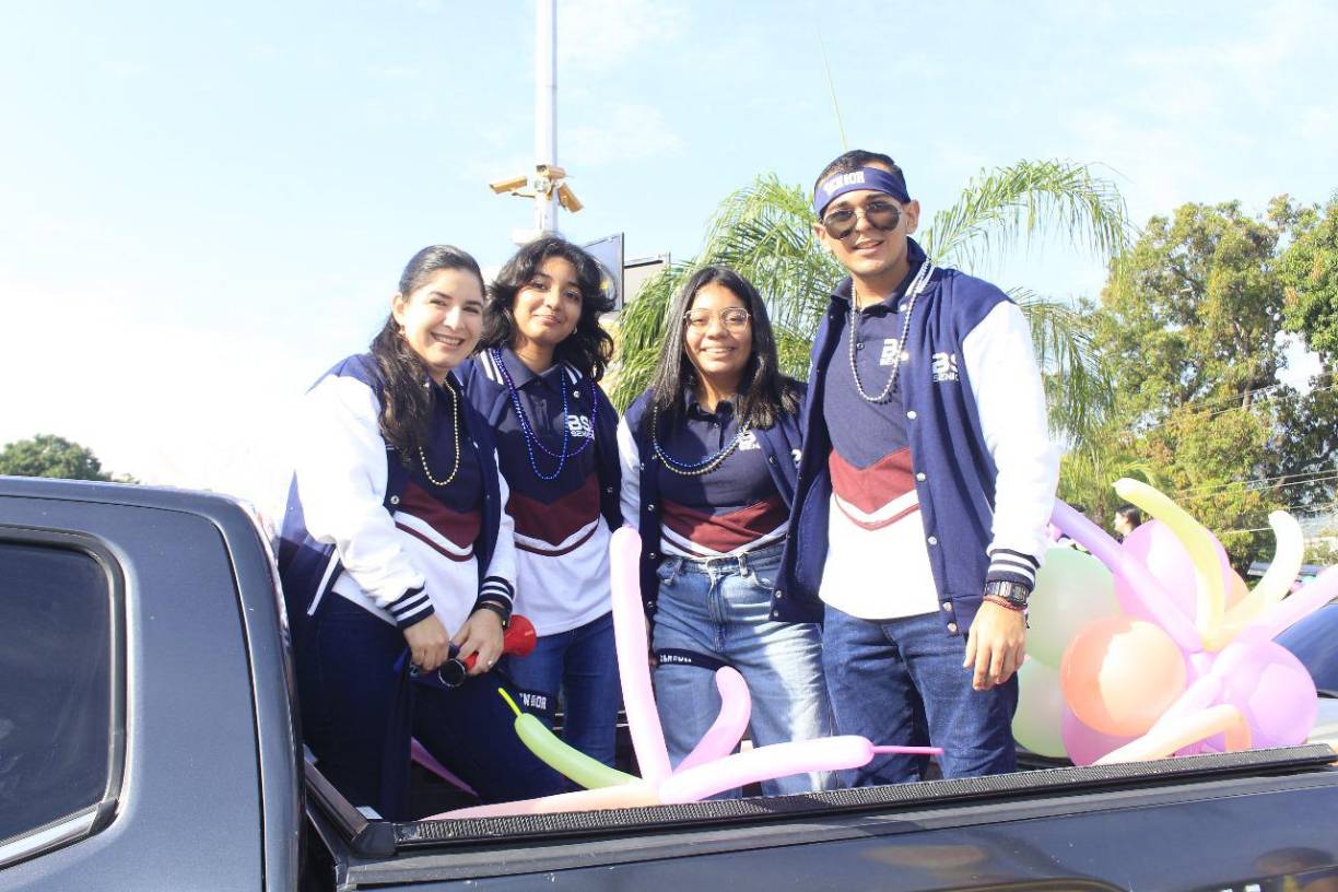 Los Senios se distribuyeron en grupos para transportarse en decorados automóviles.