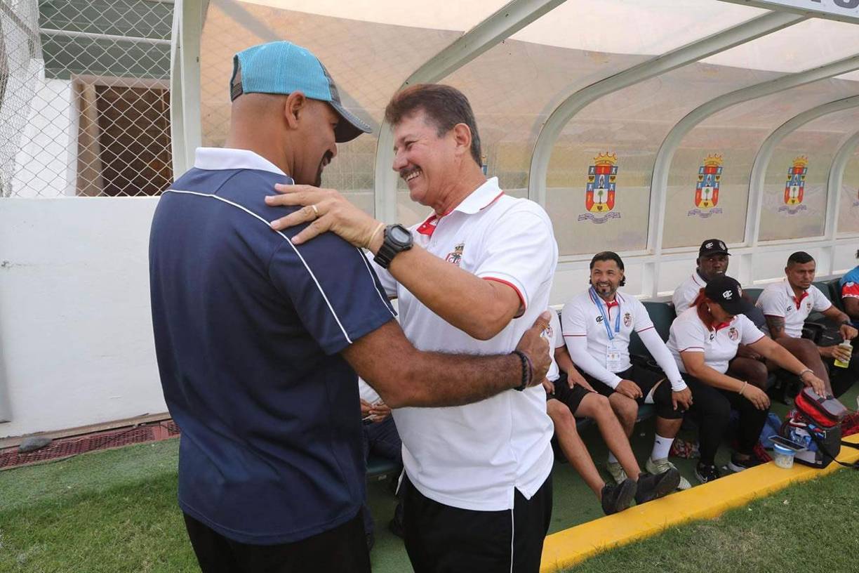 Mauro Reyes saludando a su colega del Motagua, Ninrod Medina, antes del partido.
