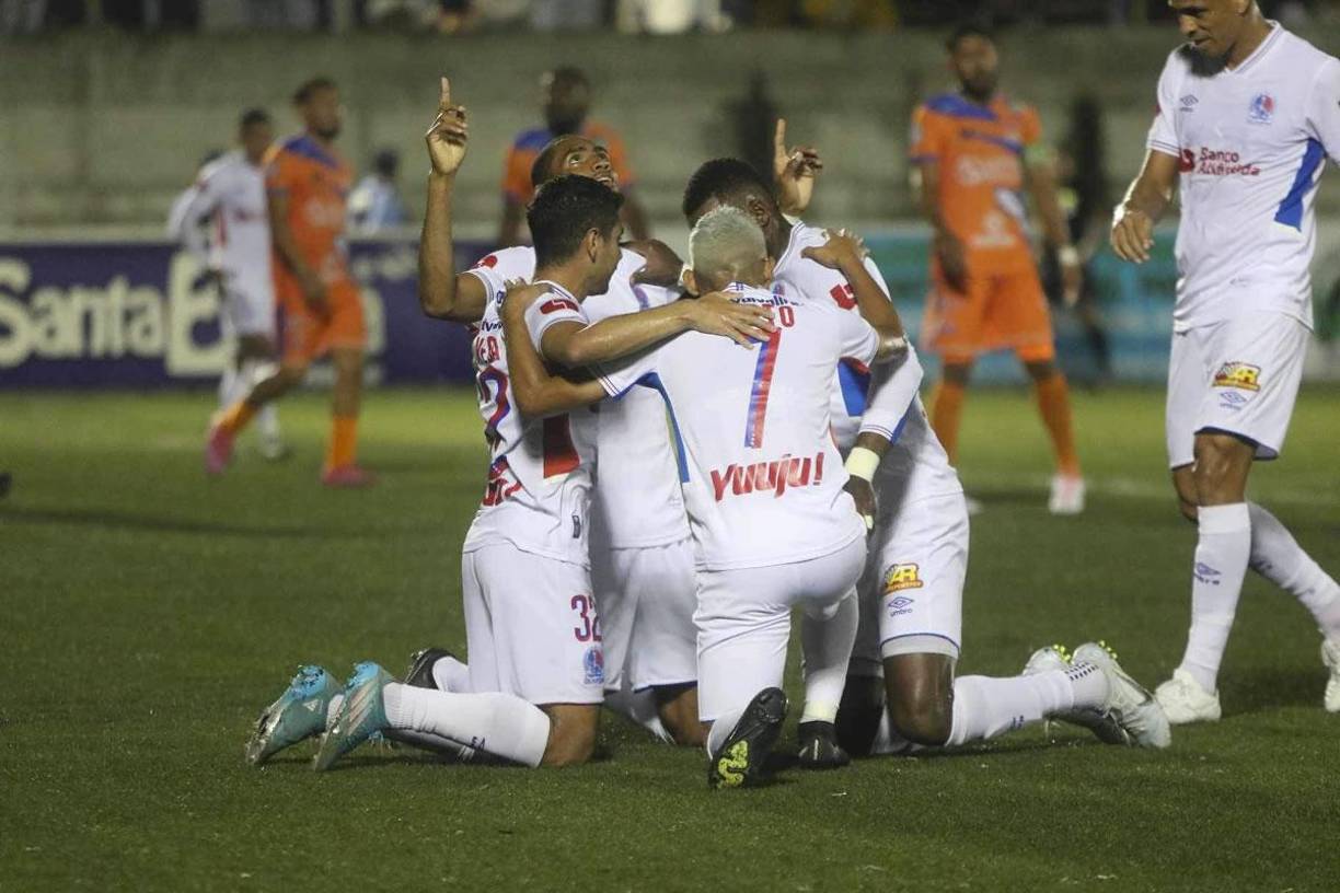 Los jugadores del Olimpia celebrando el golazo de Carlos Pineda que significó el 0-1.