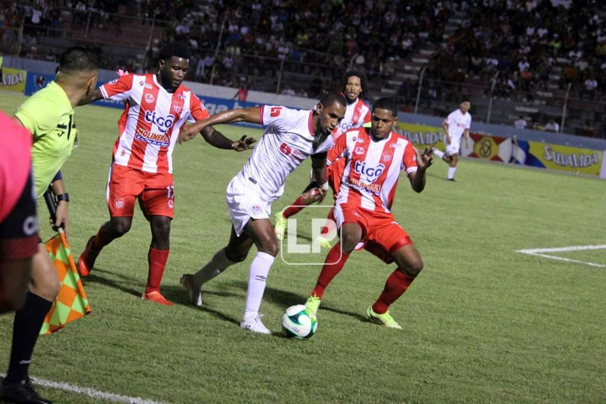 Jerry Bengtson metió en problemas a los defensores del Vida.