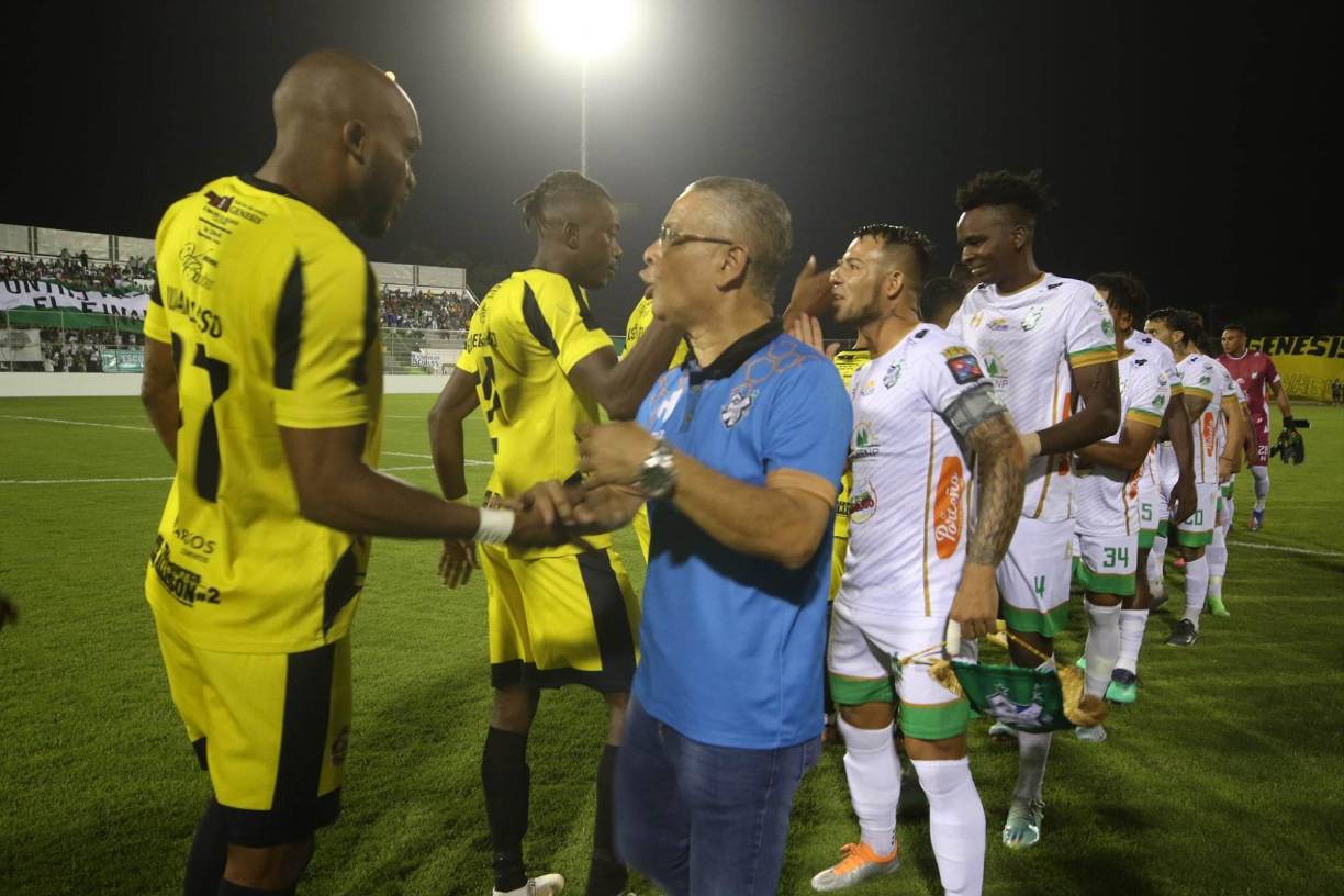 Directivo del Platense también sorprendió al tomarse el tiempo para saludar personalmente a cada uno de los jugadores del Génesis antes del inicio del partido.