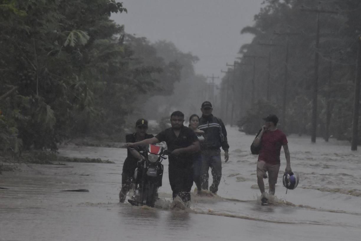 El río Aguán se desbordó y no hay paso en Chiripa, entre Sabá y Tocoa. 