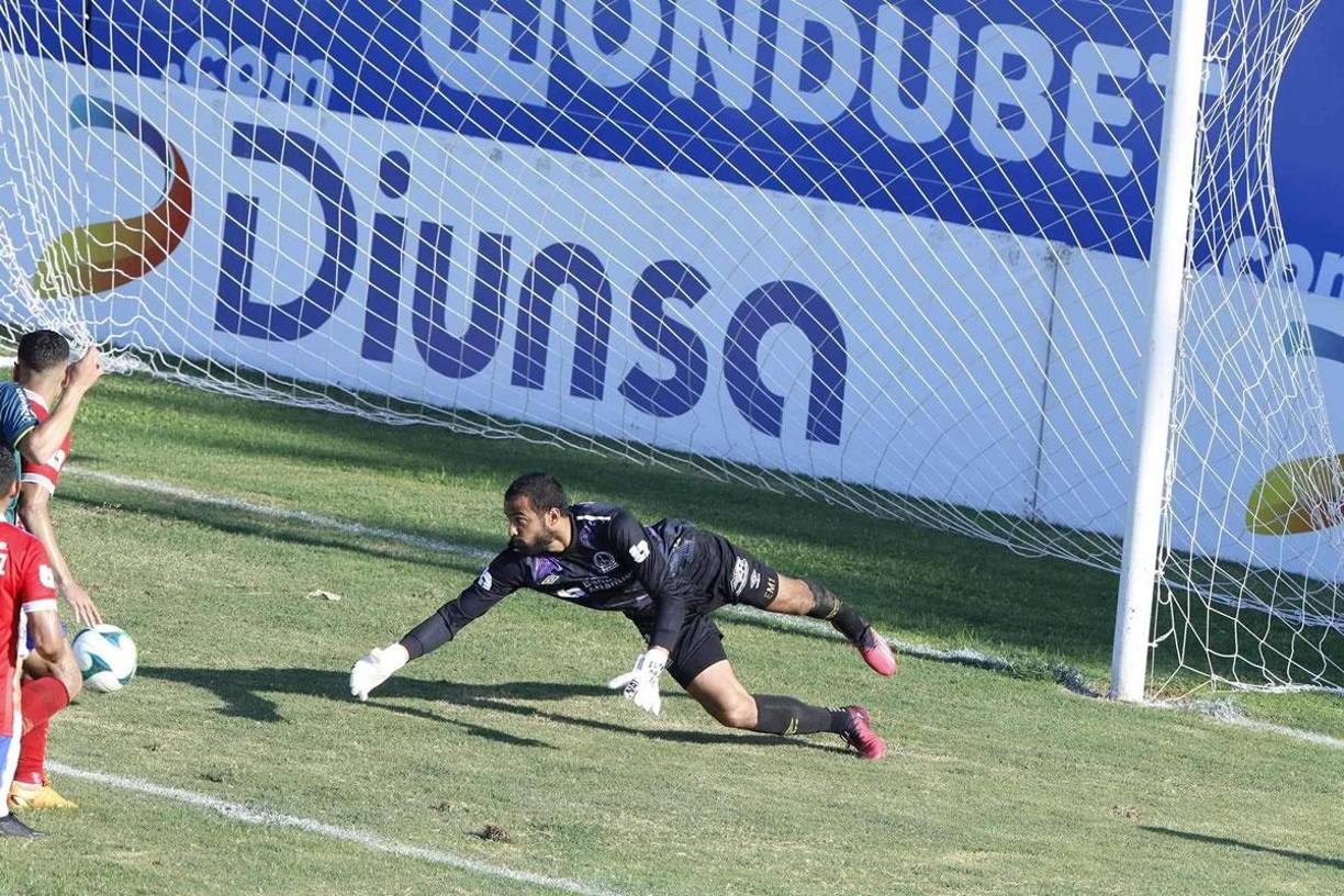 Edrick Menjívar se lanzó para intentar detener un centro de Nicolás Royón en el gol que se perdió Clayvin Zúniga.