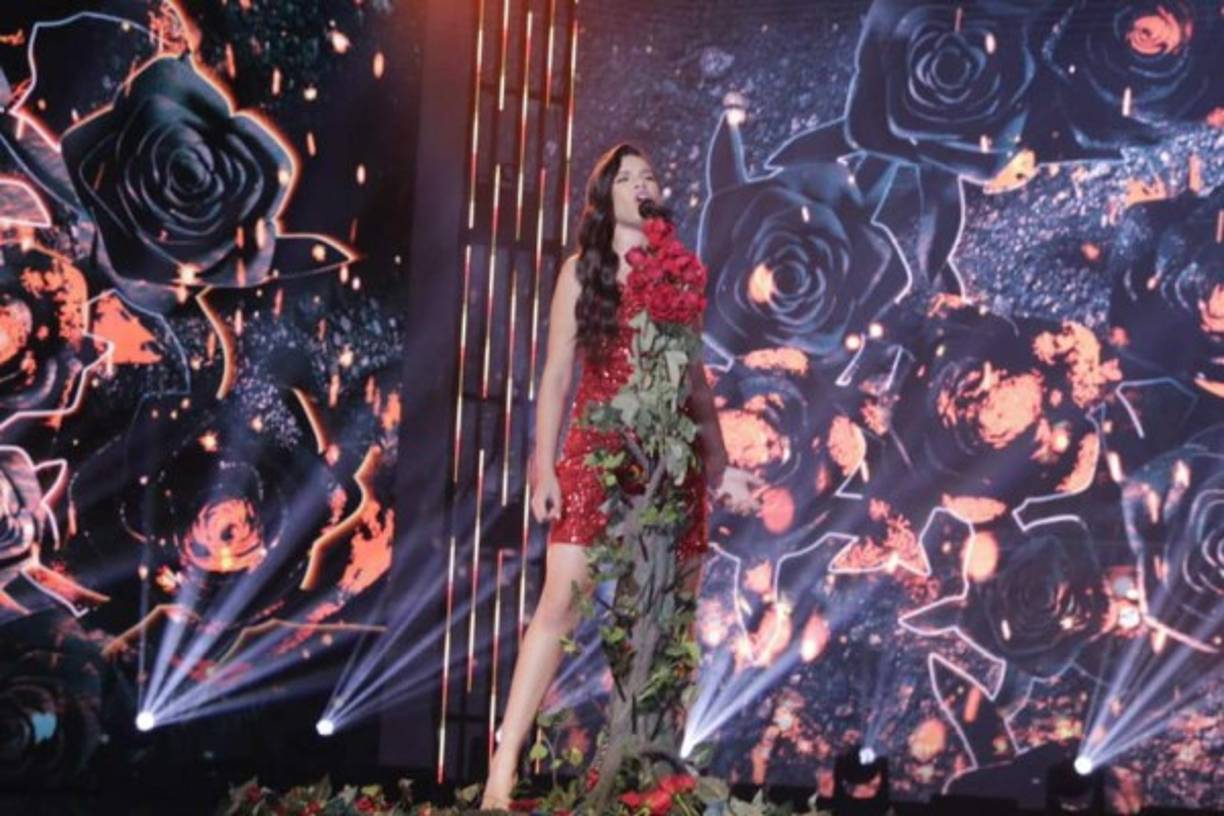 Con un vestido corto color rojo, Angie enamoró en uno de los primeros conciertos.