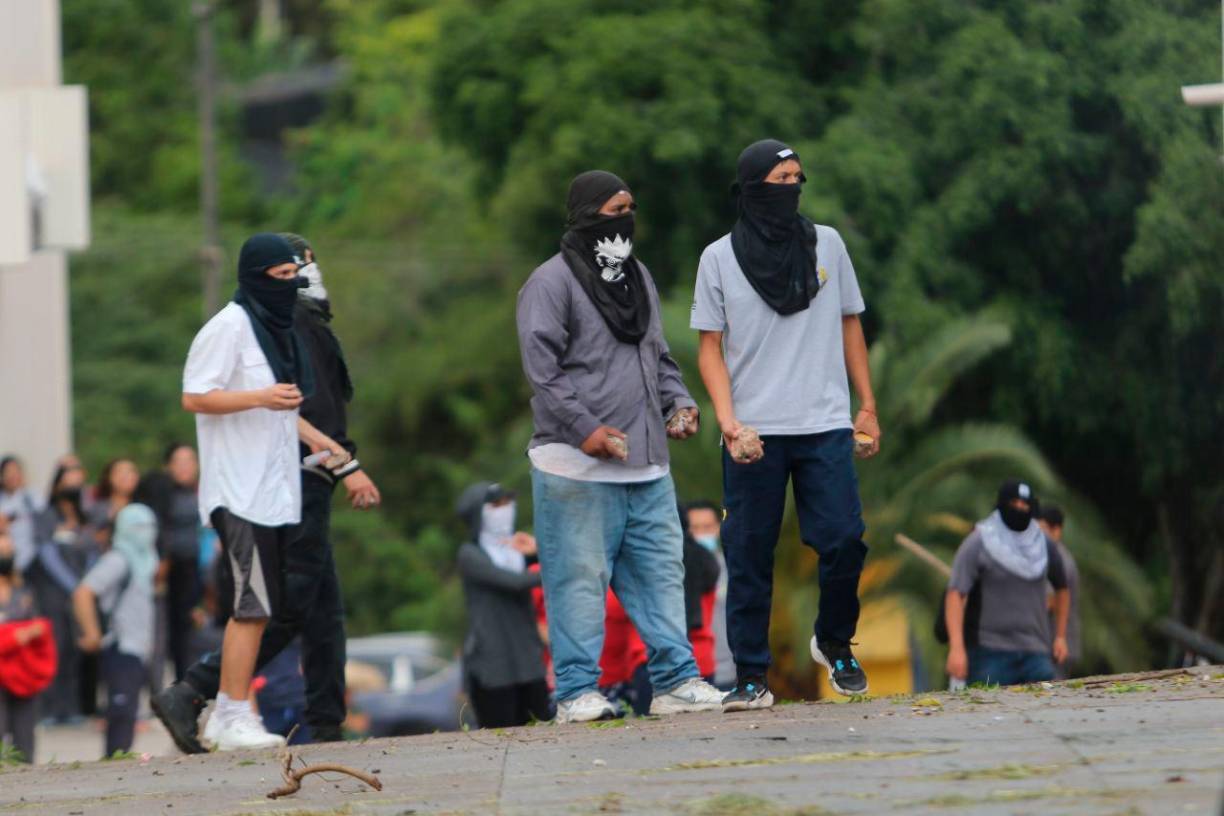 Minutos después a su salida al bulevar Suyapa la protesta de los estudiantes se convirtió en una batalla campal contra miembros de la policía Nacional quienes repelieron a las piedras lanzadas por los estudiantes. 
