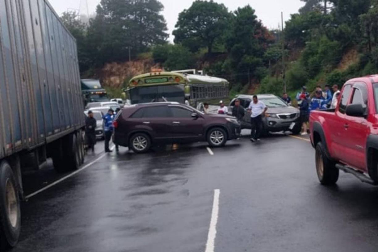 Los demás vehículos no pudieron evitar derrapar y colisionar.