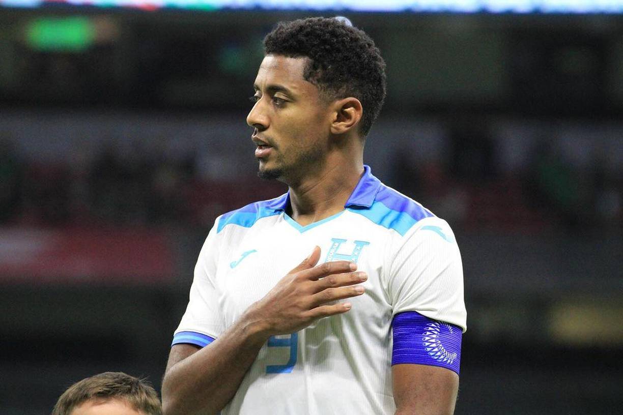 El capitán y delantero de la Selección de Honduras, Antony Choco Lozan publicó: “Orgulloso de este equipo”, en compañía de la postal con sus compañeros y la suya.