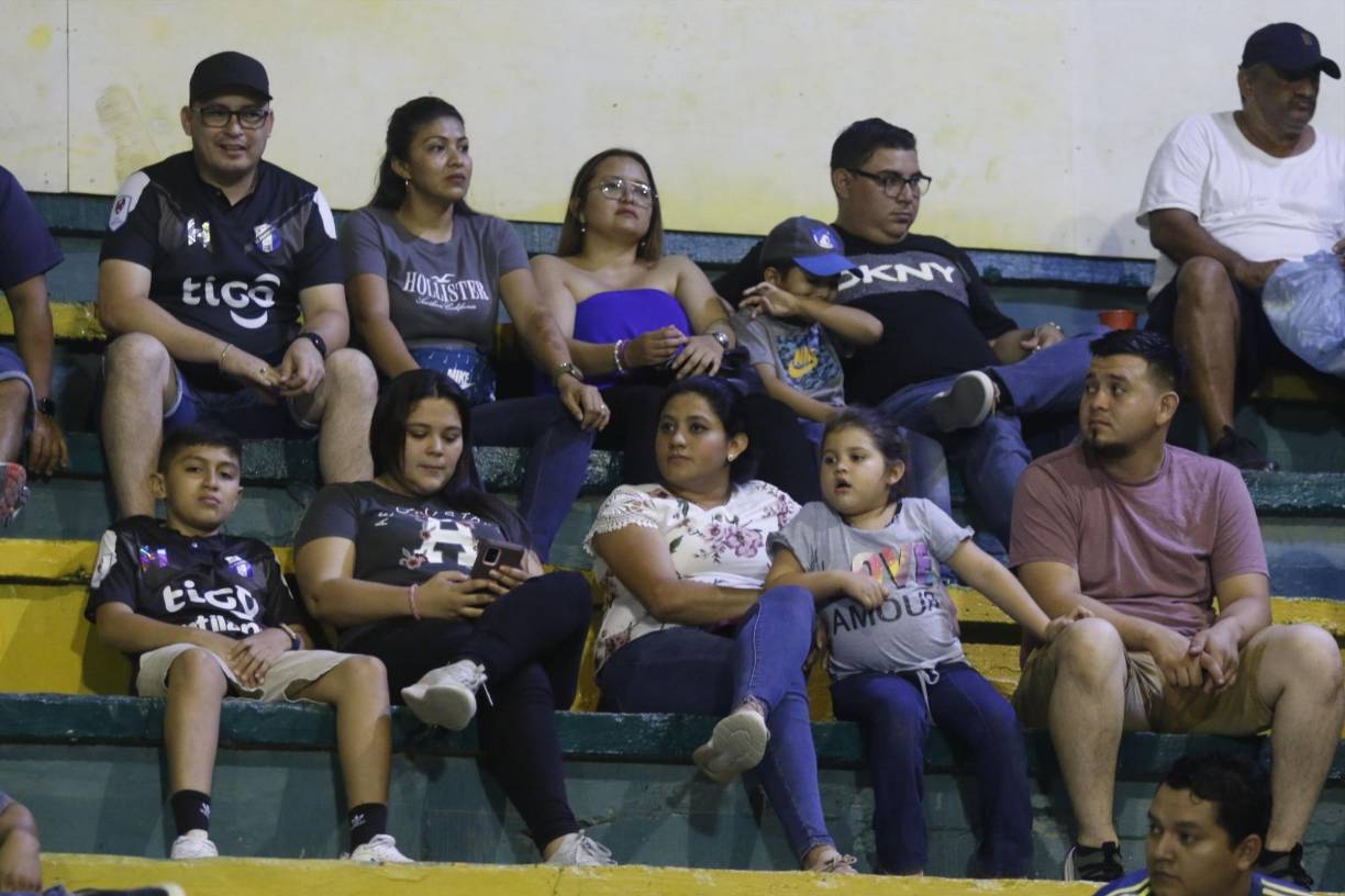 La afición llegó al estadio Humberto Micheletti en una muy buena cantidad.