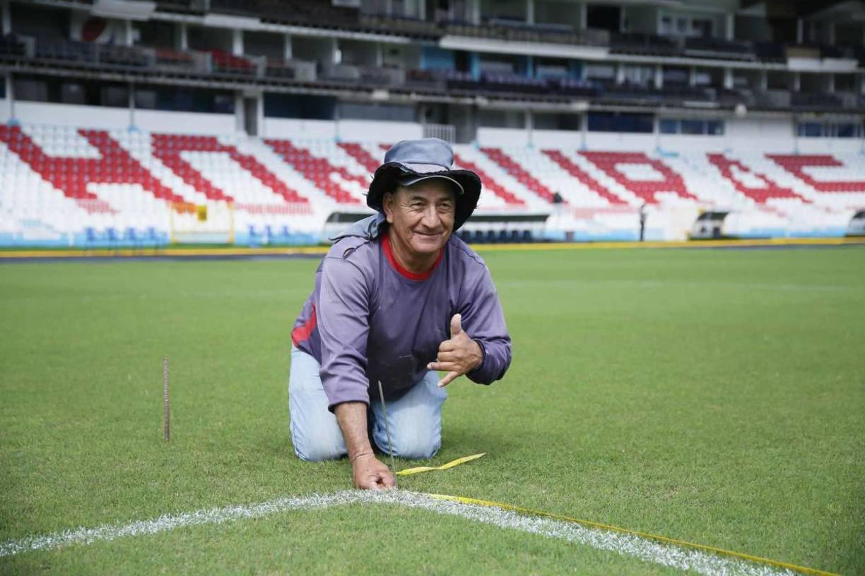 Asimismo, la grama del coloso capitalino está siendo retocada y el césped estará cortado a 17 milímetros para el día del choque.
