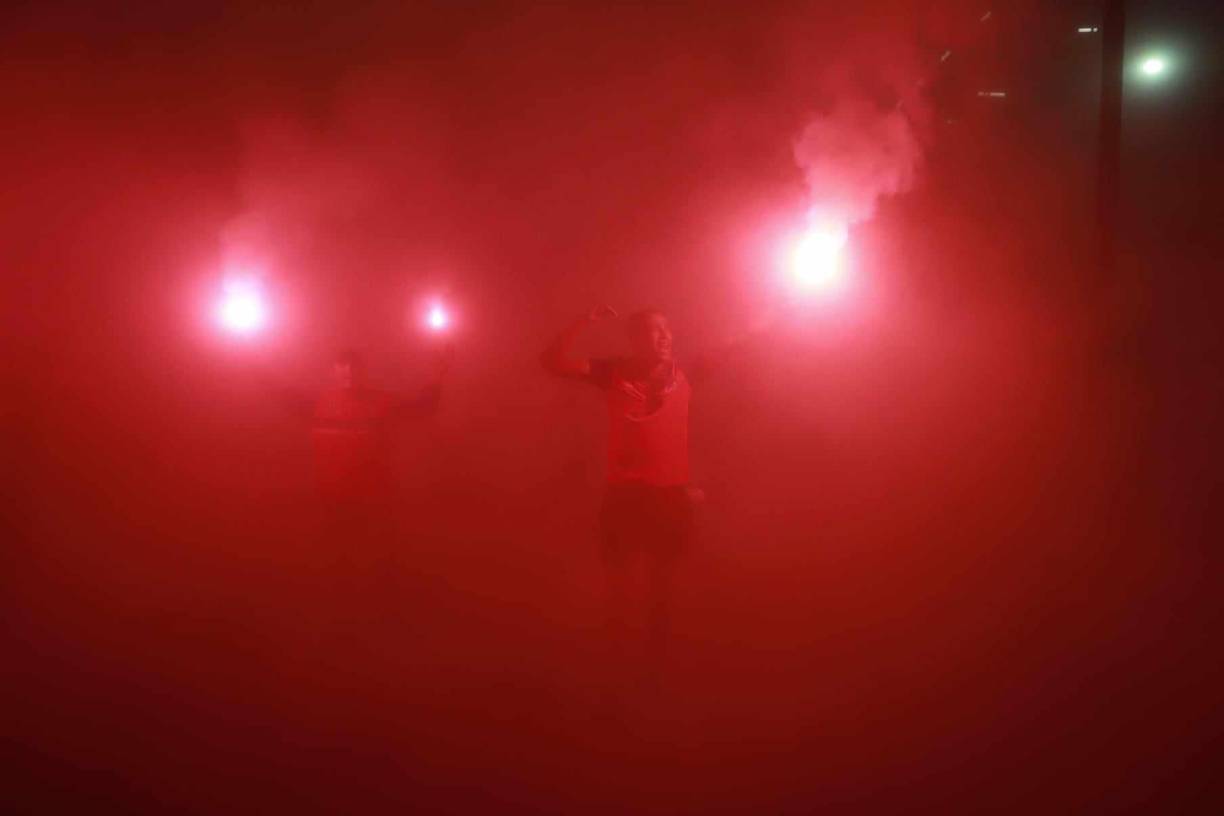 Las bengalas también aparecieron en escena en el Estadio Nacional Chelato Uclés de Tegucigalpa.