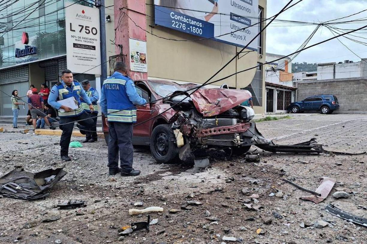 Agentes de tránsito y paramédicos llegaron a la escena del percance. 