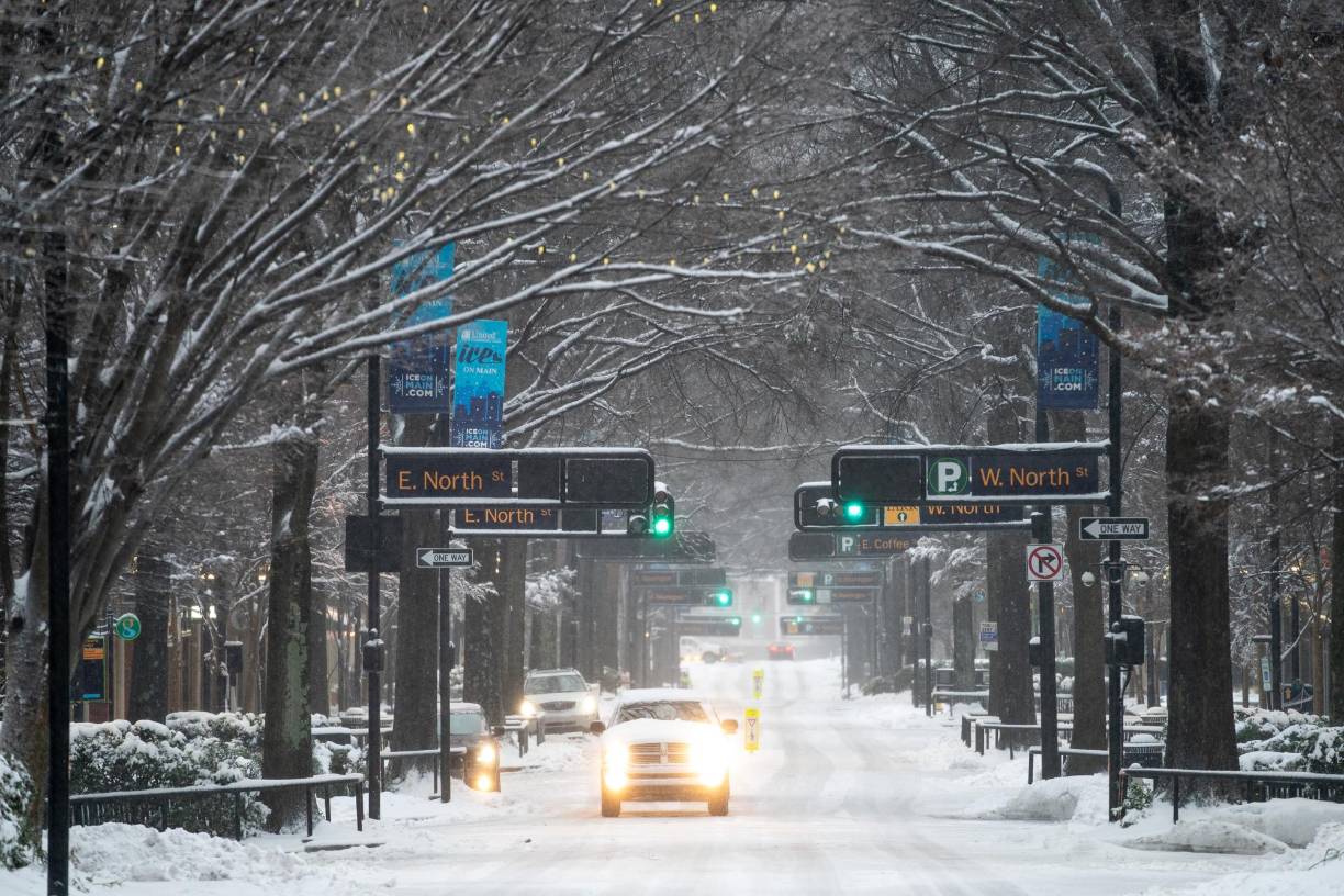 Además, un total de 1.314 vuelos han sido cancelados este lunes en distintos aeropuertos de EEUU y 538 que tenían destino o salida en este país sufren retrasos, apunta la página web flightaware.com.