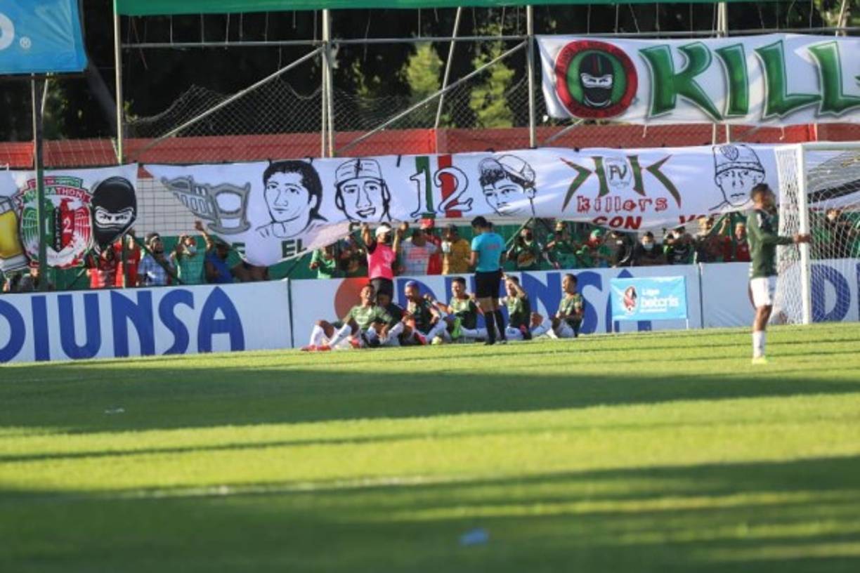 Costly hizo el 'trencito' con sus compañeros del Marathón luego de su gol.