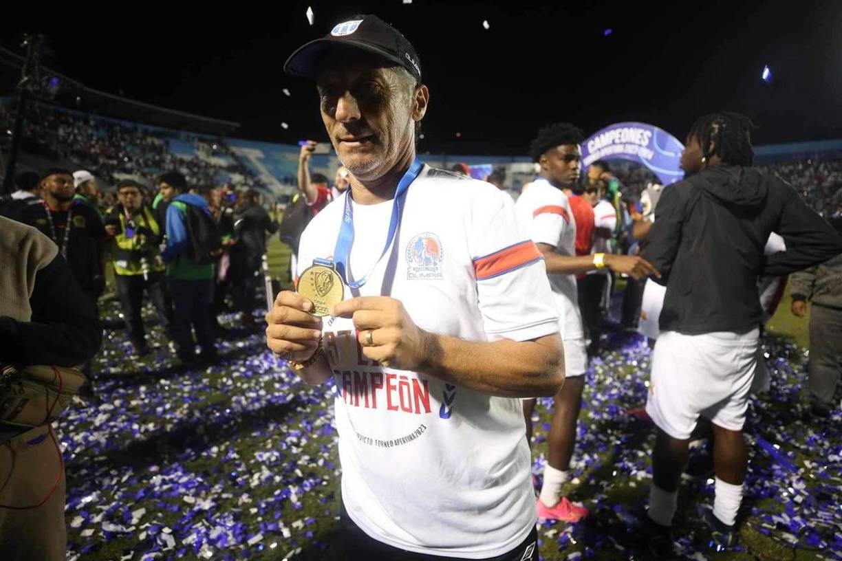 Pedro Troglio posando con su medalla de campeón. El argentino se convirtió en el entrenador más ganador en la historia de la Liga Nacional con siete títulos.