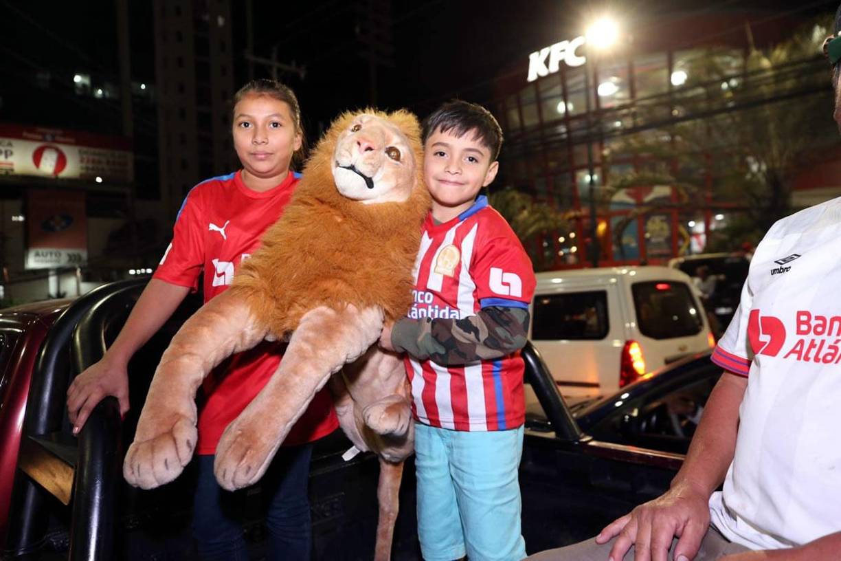 Así fue la celebración de los aficionados del Olimpia tras ganar la Copa 35 en la historia de la Liga Nacional.