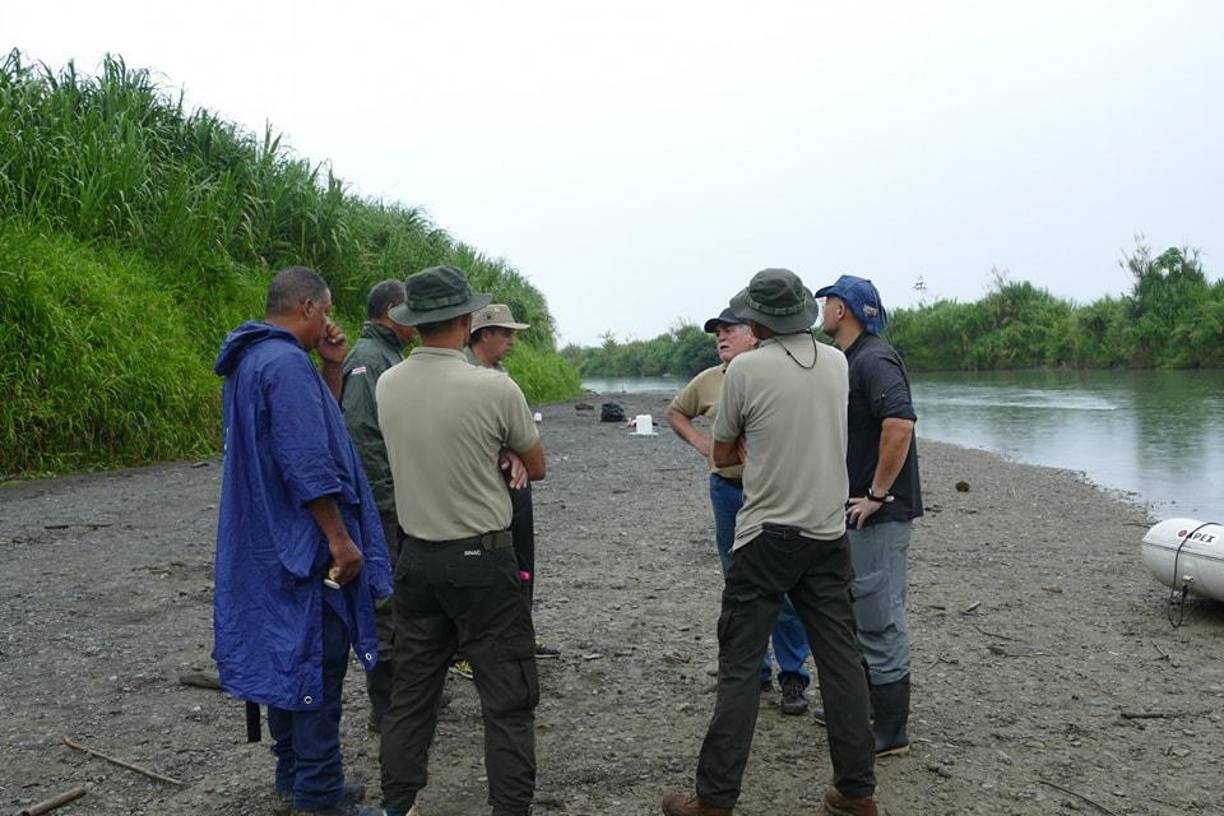 Se han formado varios grupos para dar con el paradero del animal. “Una hipótesis es que el animal se llevó al niño a la madriguera o cueva y hay madrigueras y cuevas pero no sabemos cuál de todas es, hemos tratado de abarcar y visualizar algunas, hemos implementado un gancho con una tira para ver si jala algo, pero sin resultado alguno”, dijo Tatiana Díaz, directora regional de Cruz Roja Limón.