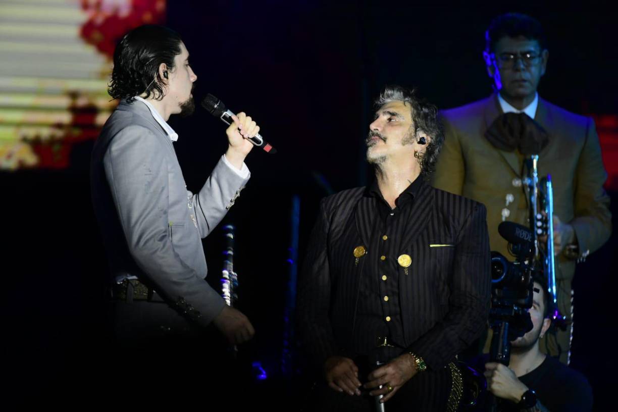 La interacción padre e hijo en el escenario conmovió a los presentes.