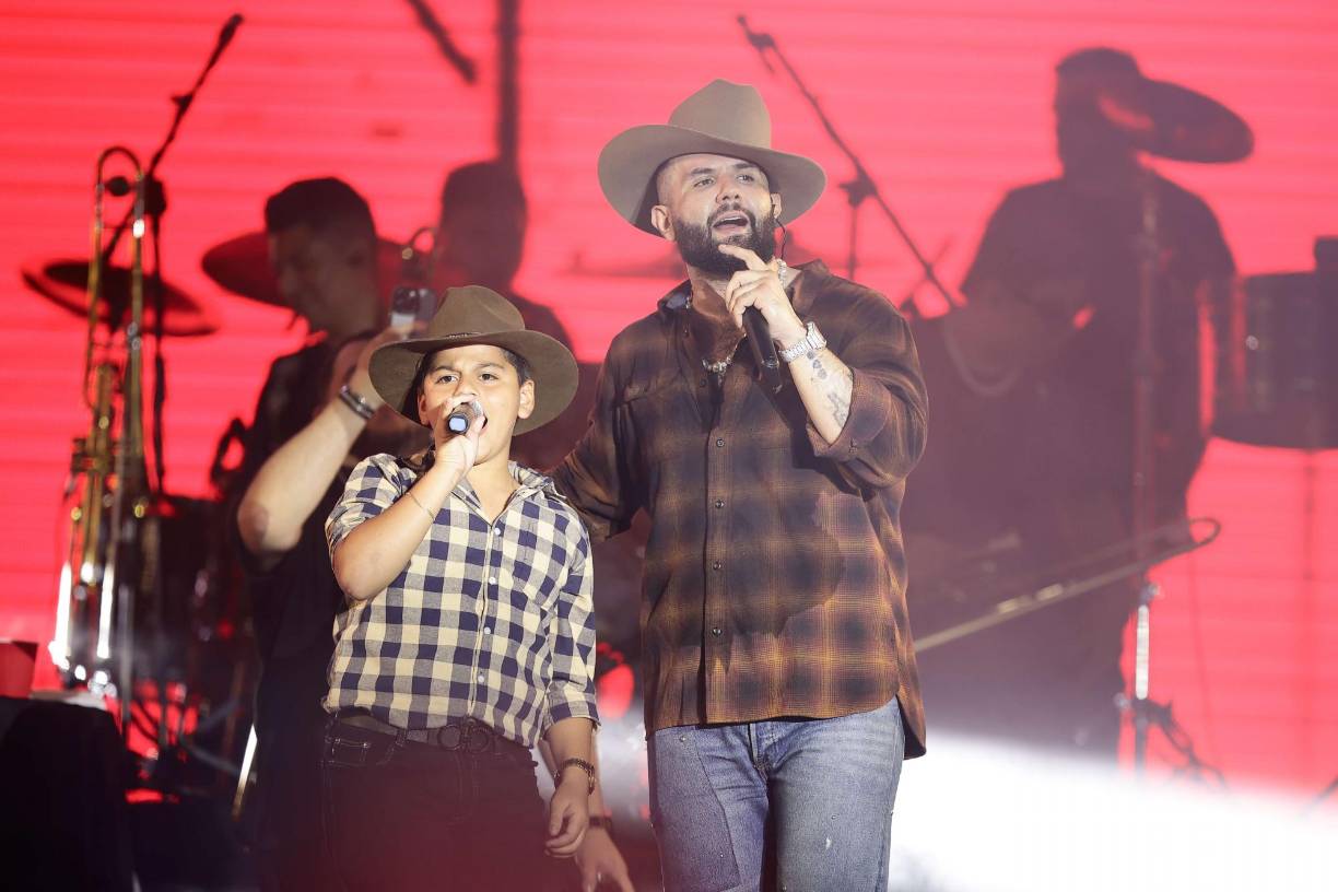 Un pequeño hondureño, llamado Axel, subió al escenario para cantar junto a Carín León el tema “Que vuelvas”. 
