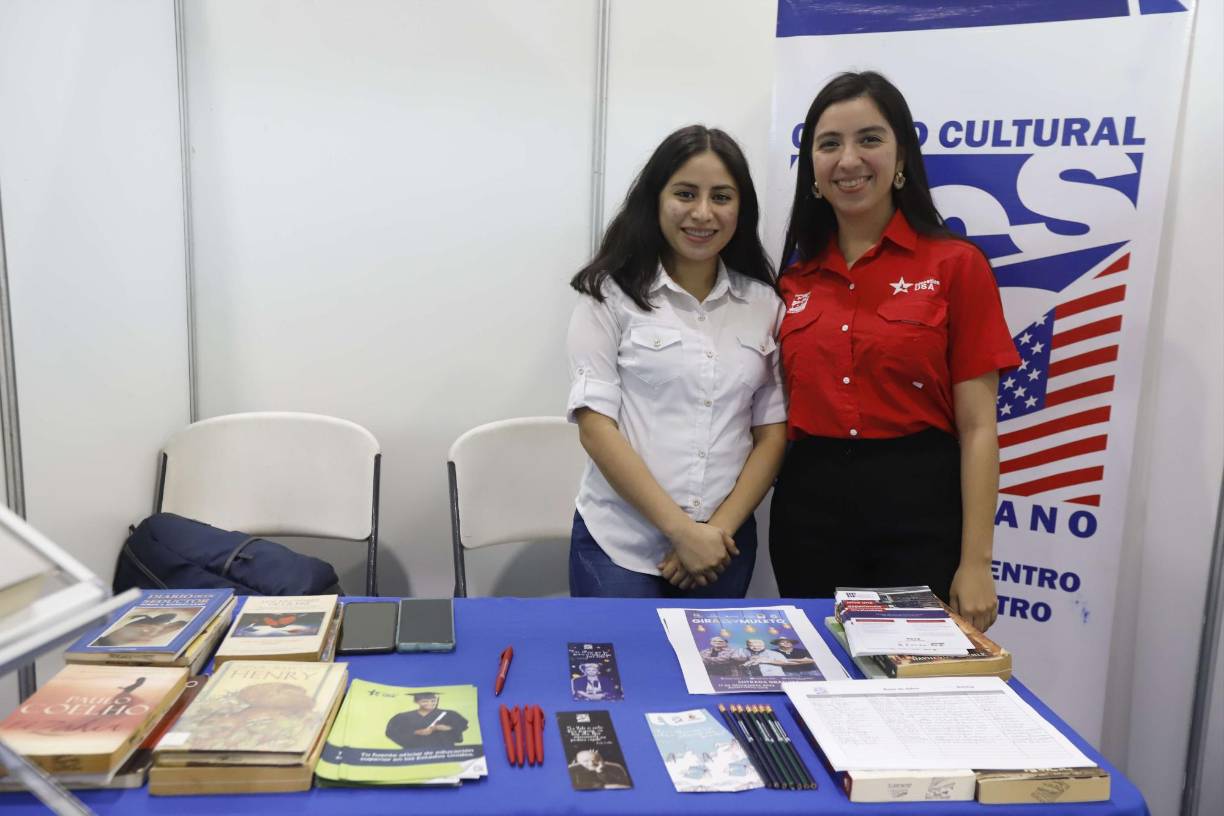 Zulmy Oliva y Zully Cuéllar representan a la Biblioteca Pública del Centro Cultural Sampedrano, denominada Benjamin Franklin. 