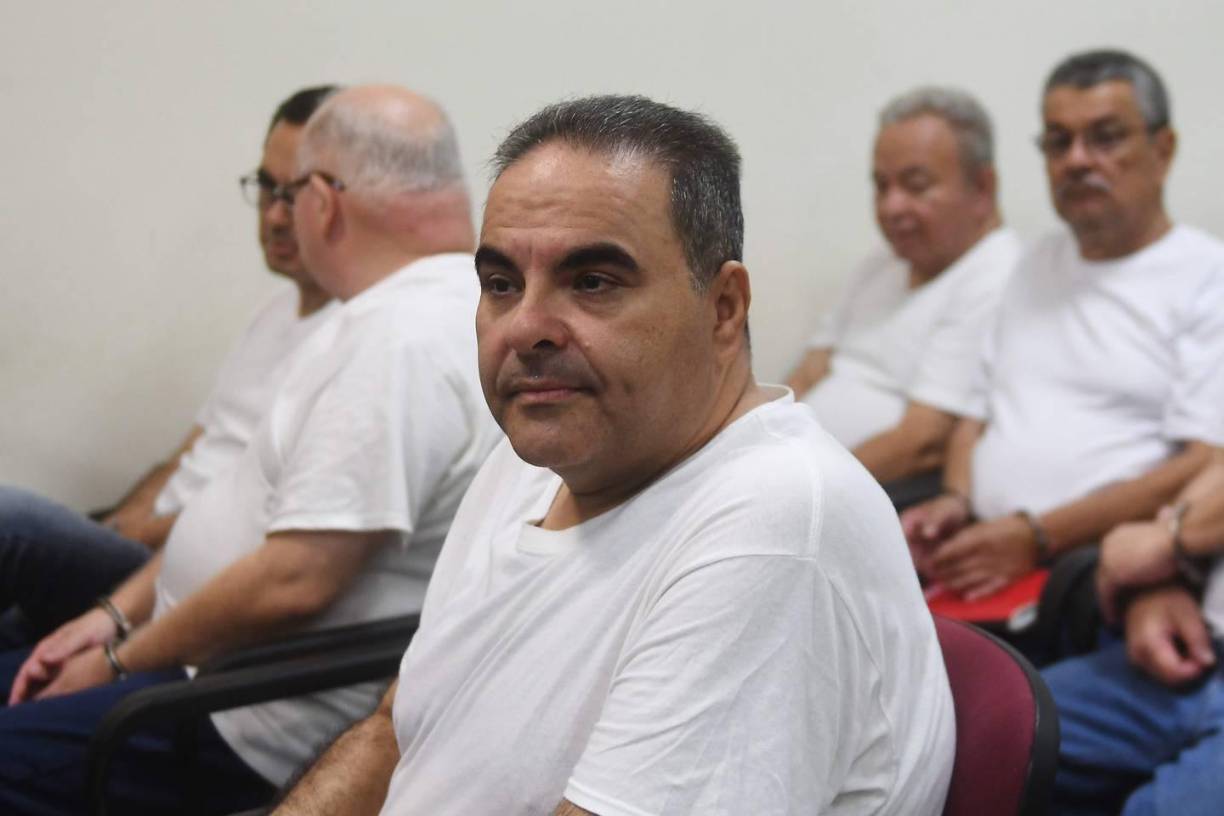 Elías Antonio Saca, presidente de El Salvador entre el 2004 y el 2009 fue condenado en septiembre de 2018 a diez años de prisión tras confesar el desvío de 301 millones de dólares de fondos públicos durante su gobierno.