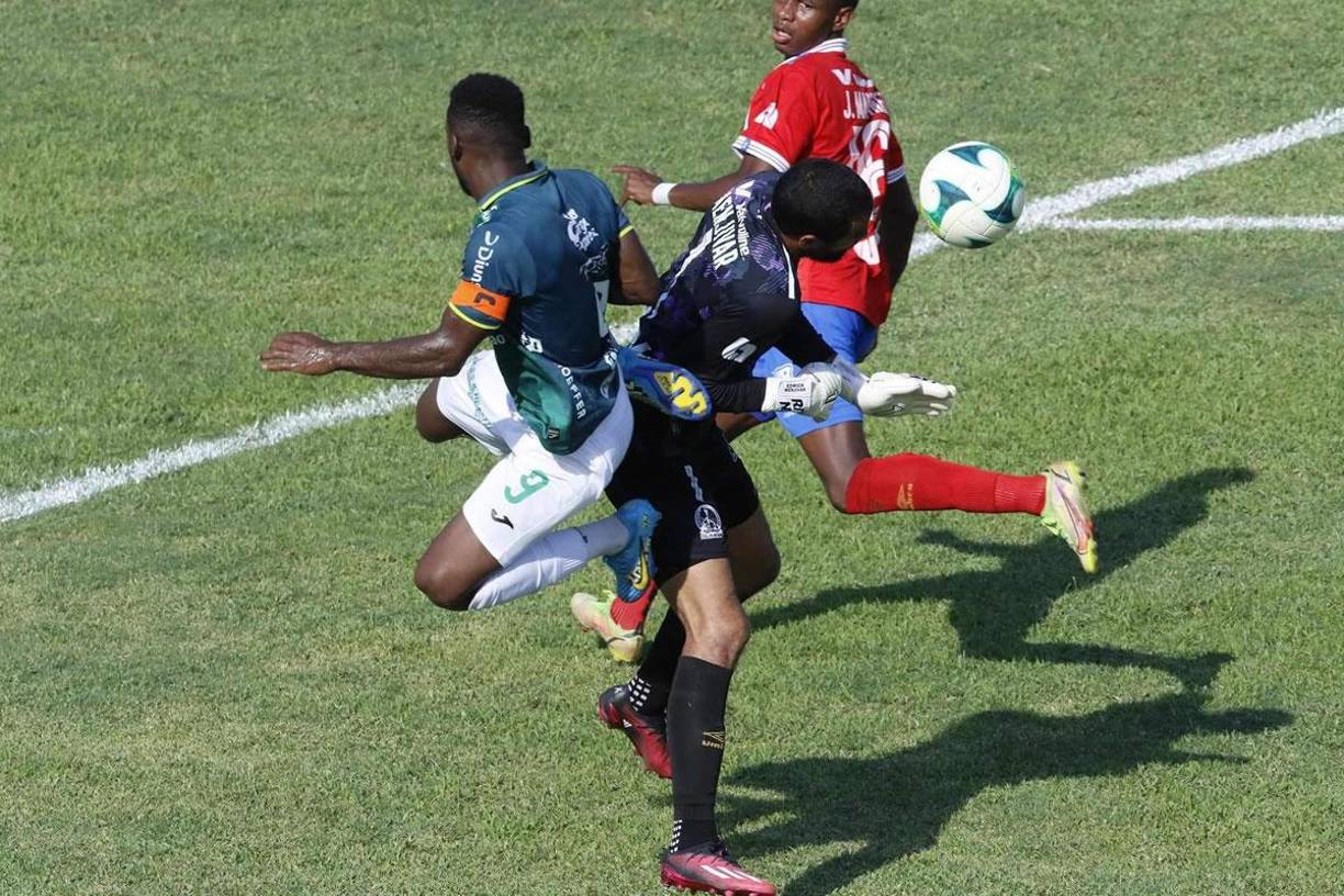 Edrick Menjívar salió de su área para jugar con la cabeza y evitar que Clayvin Zúniga le llegara al balón.