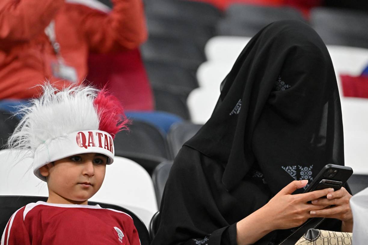 La fanática estuvo acompañada de un pequeño aficionado en las graderías.