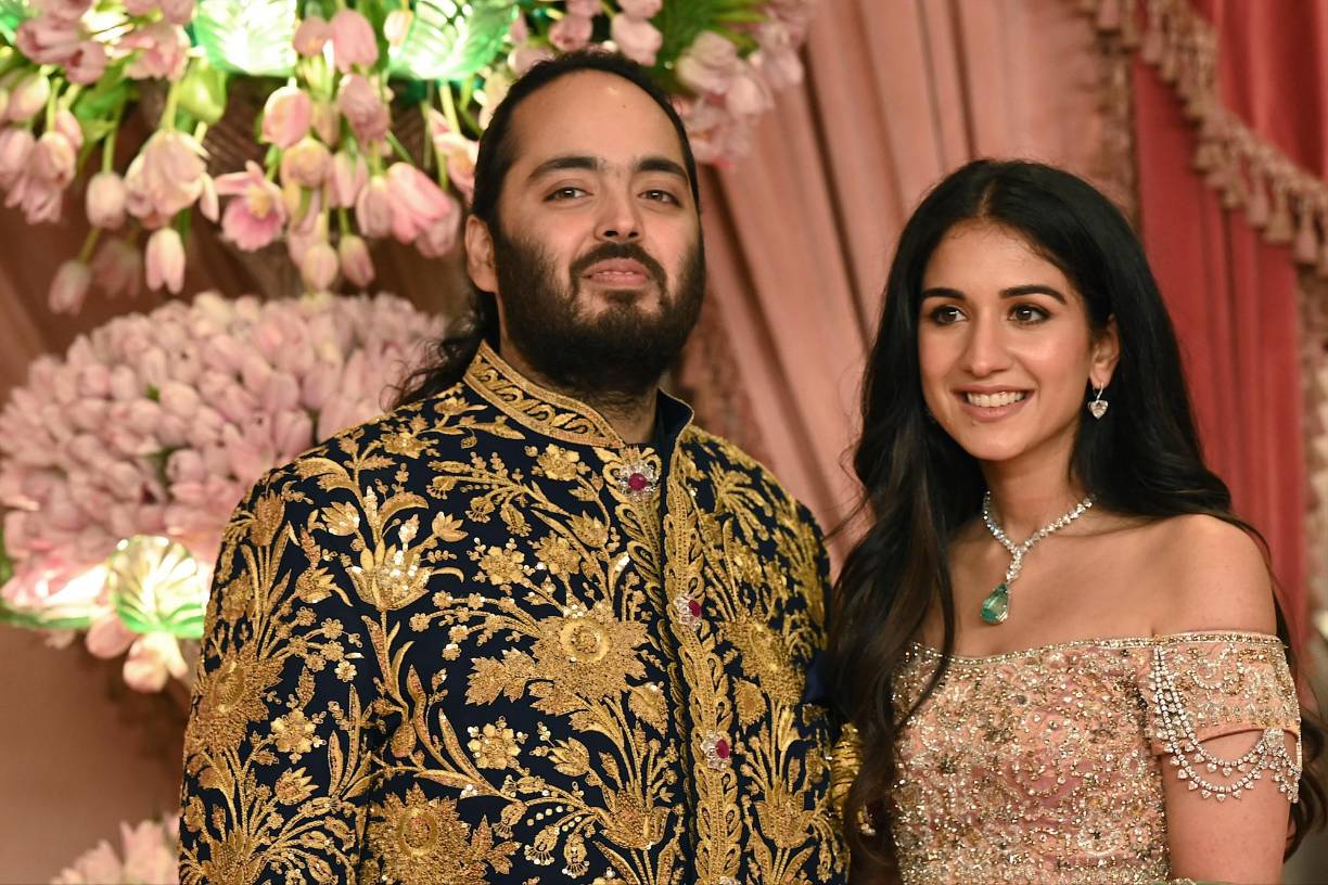 La ciudad de Bombay es presa de una mezcla de entusiasmo y curiosidad a las puertas de la boda del año en la India: Anant Ambani, hijo del multimillonario Mukesh Ambani, y su prometida Radhika Merchant se casan a partir de mañana en una serie de ceremonias repletas de estrellas que prometen extravagancia y grandeza.