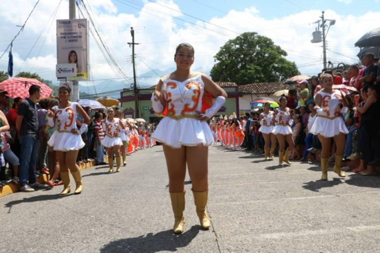 Una bella joven demuestra el orgullo que siente por su país.