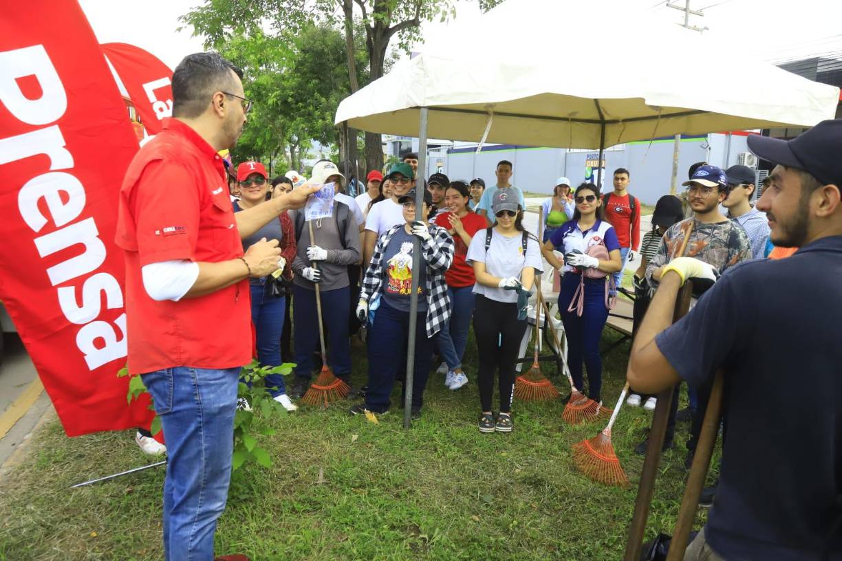 Germán Briceño, editor web de LA PRENSA, da instrucciones a los voluntarios. 