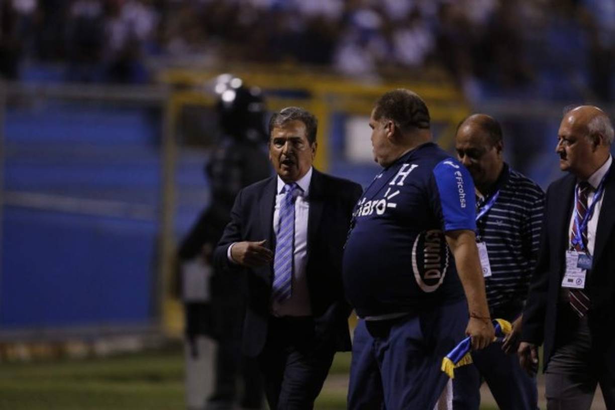 El central tico Ricardo Montero no amagó y expulsó al cafetero que tuvo que ser sacado por parte del cuerpo técnico del combinado catracho.