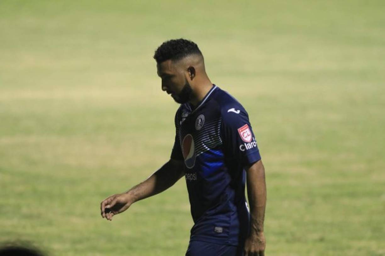 Reinieri Mayorquín fue expulsado en el campo tras ver la segunda amarilla, estando en el banco de suplentes.