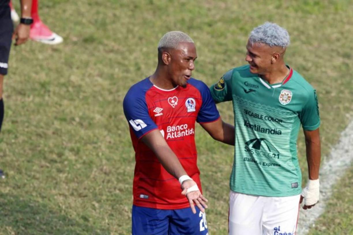 Los pelos pintados, Deiby Flores y Kervin Arriagan se saludan muy amistosamente.