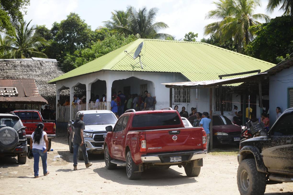 Su casa lucía insuficiante para albergar a la gran cantidad de personas que llegaron a darle el último adiós a Maycol.