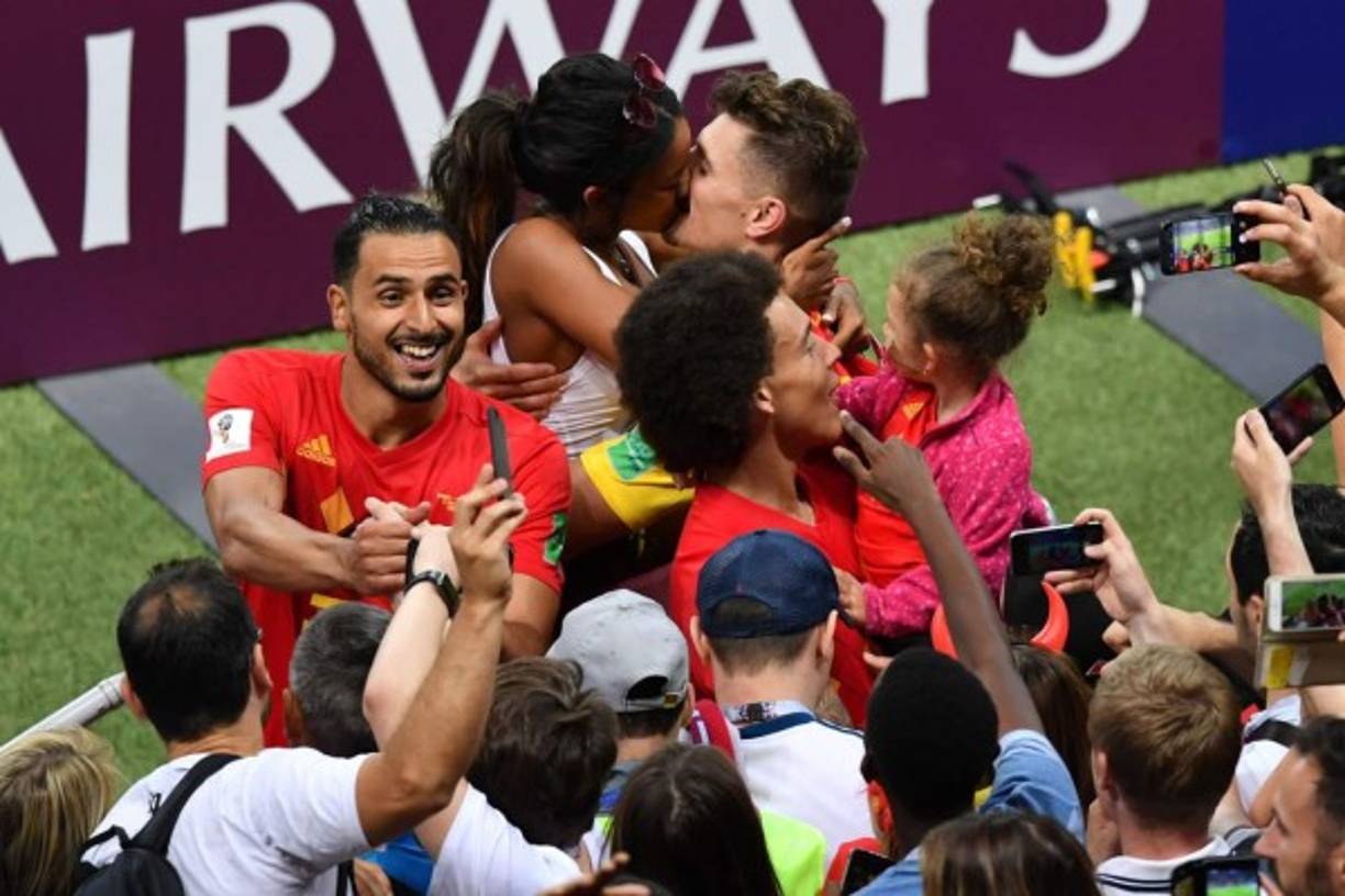 Nacer Chadli, Axel Witsel y Thomas Meunier festejaron en las gradas con los suyos.