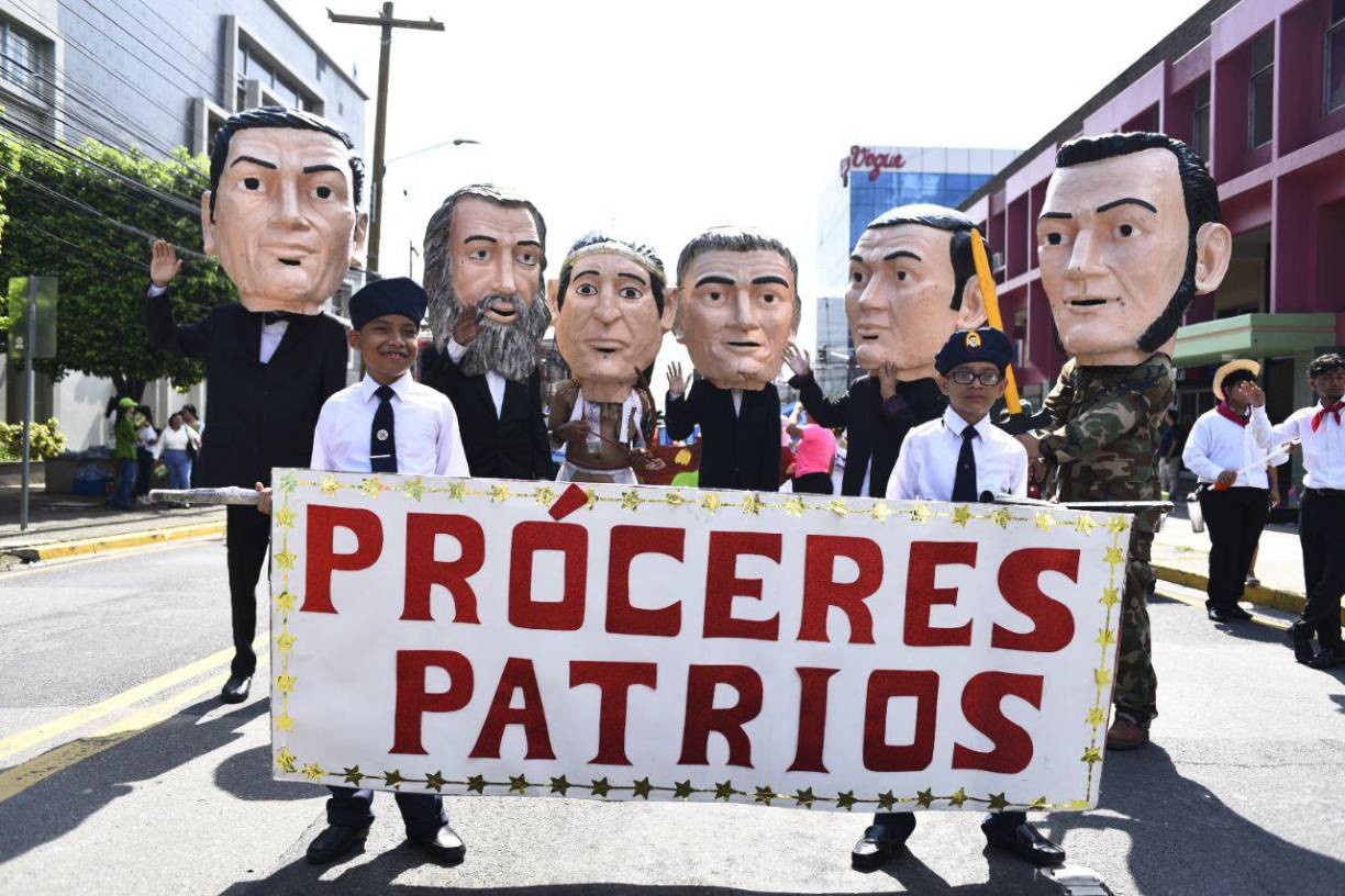 ¡Ritmo, color y mucho patriotismo! Hoy los centros básicos deslumbraron con sus desfiles en San Pedro Sula para celebrar la Independencia de Honduras.