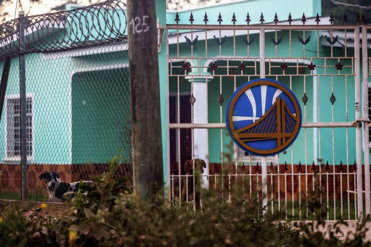 Según Dailymail, la ciudad de El Pedernal ahora está repleta de llamativas mansiones adornadas con el logotipo de los San Francisco 49ers y en homenaje al icónico puente Golden Gate de la ciudad de California.