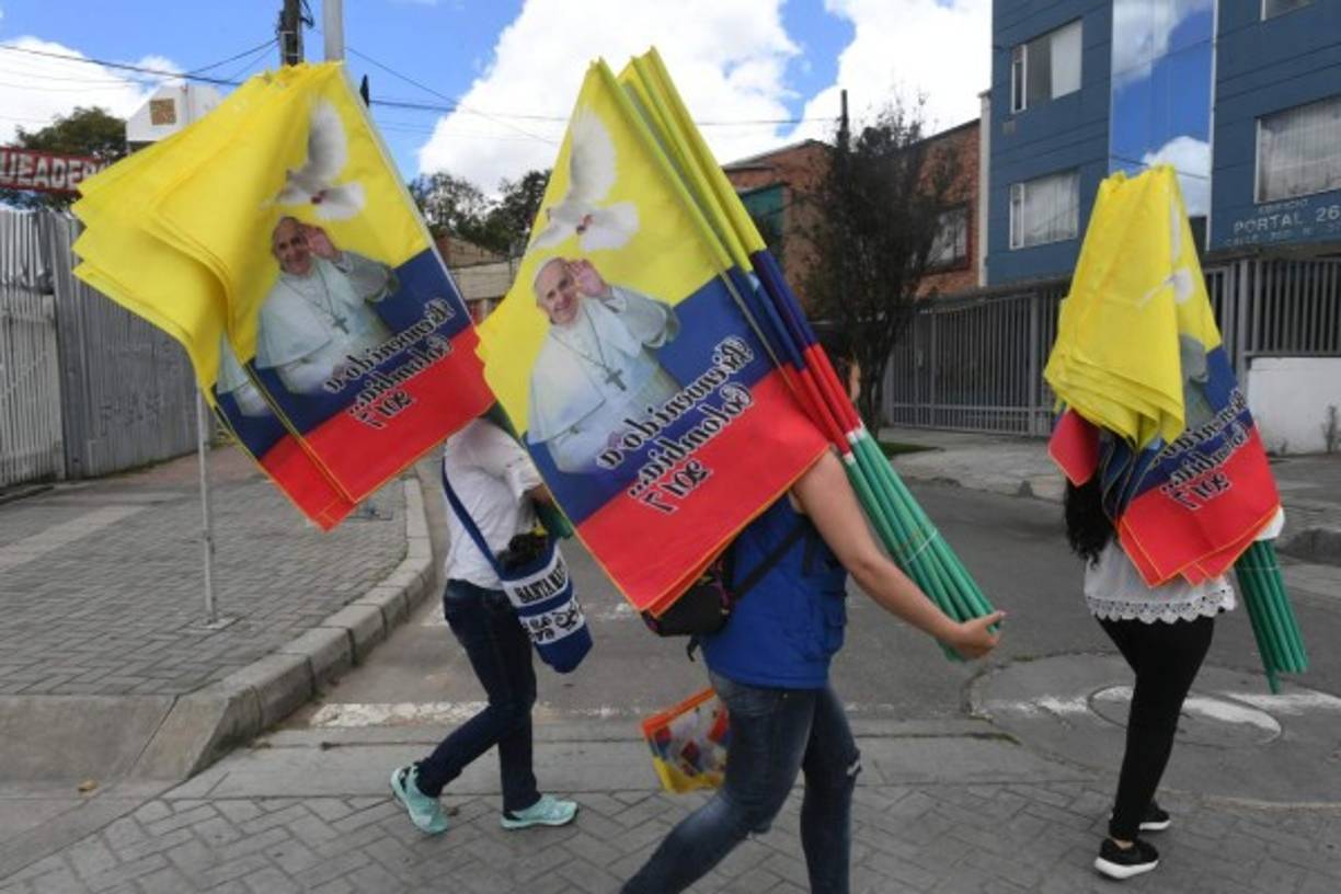 - 1,5 millones de turistas -<br/><br/>Nacionales e internacionales se espera que lleguen a las ciudades que recorrerá el papa, según estimaciones de la gremial Asociación Colombiana de Agencias de Viajes y Turismo (Anato). Se esperan unos 14.000 turistas extranjeros, según vicepresidencia.<br/>