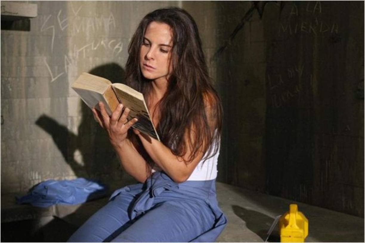 'El papel que hizo (Kate) en La Reina del Sur fue importante. Hubo un proceso de asunción del personajes, del que fui testigo', dijo el escritor de la novela Arturo Pérez Reverte. 'Eso no la convirtió en una narca. Pero le hizo comprender muchas cosas', agregó.