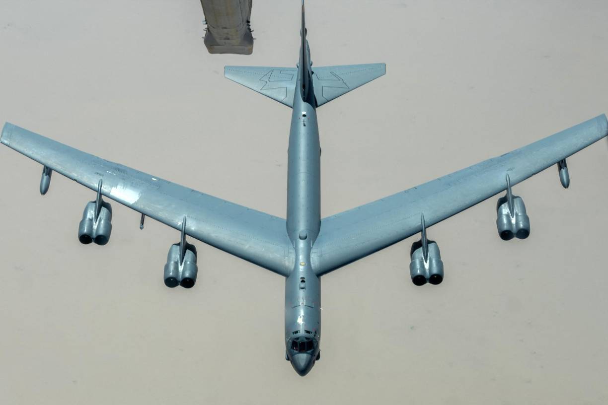Los bombarderos pesados B-52H, también conocidos como “Stratofortress” y que pueden transportar armas nucleares, sobrevolaron el Mediterráneo oriental, la península arábiga y el mar Rojo. 
